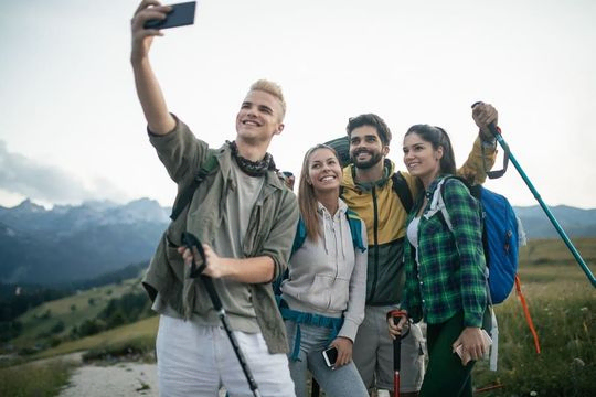 grupo de turistas haciéndose una foto en el campo
